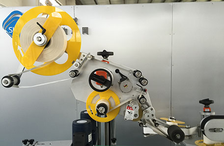 瓶子平側面貼標機