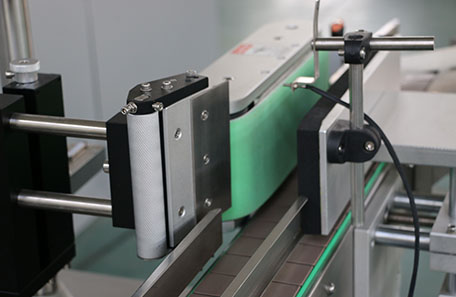 沐浴露立式圓瓶貼標(biāo)機(jī)