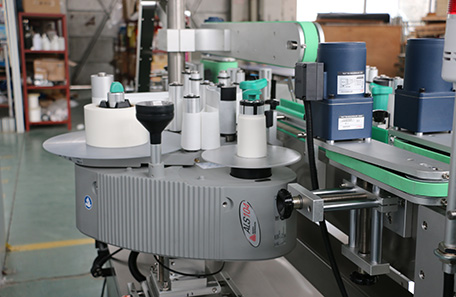 PET瓶雙面貼標(biāo)機(jī)