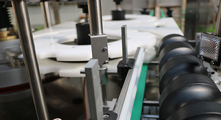 不干膠貼標(biāo)機(jī)遇到翹標(biāo)現(xiàn)象怎么辦?