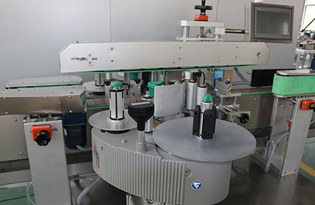 礦泉水雙面貼標機