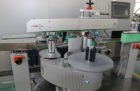 牛奶瓶雙面貼標(biāo)機(jī)