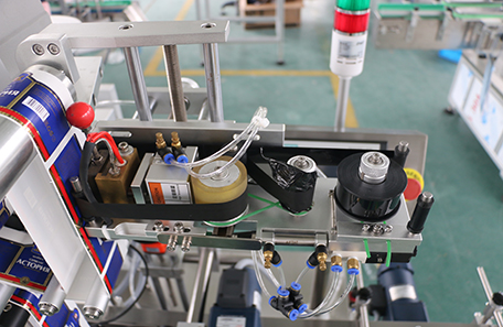 斜臥式香腸貼標機