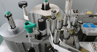 應該如何選擇礦泉水貼標機設備呢？